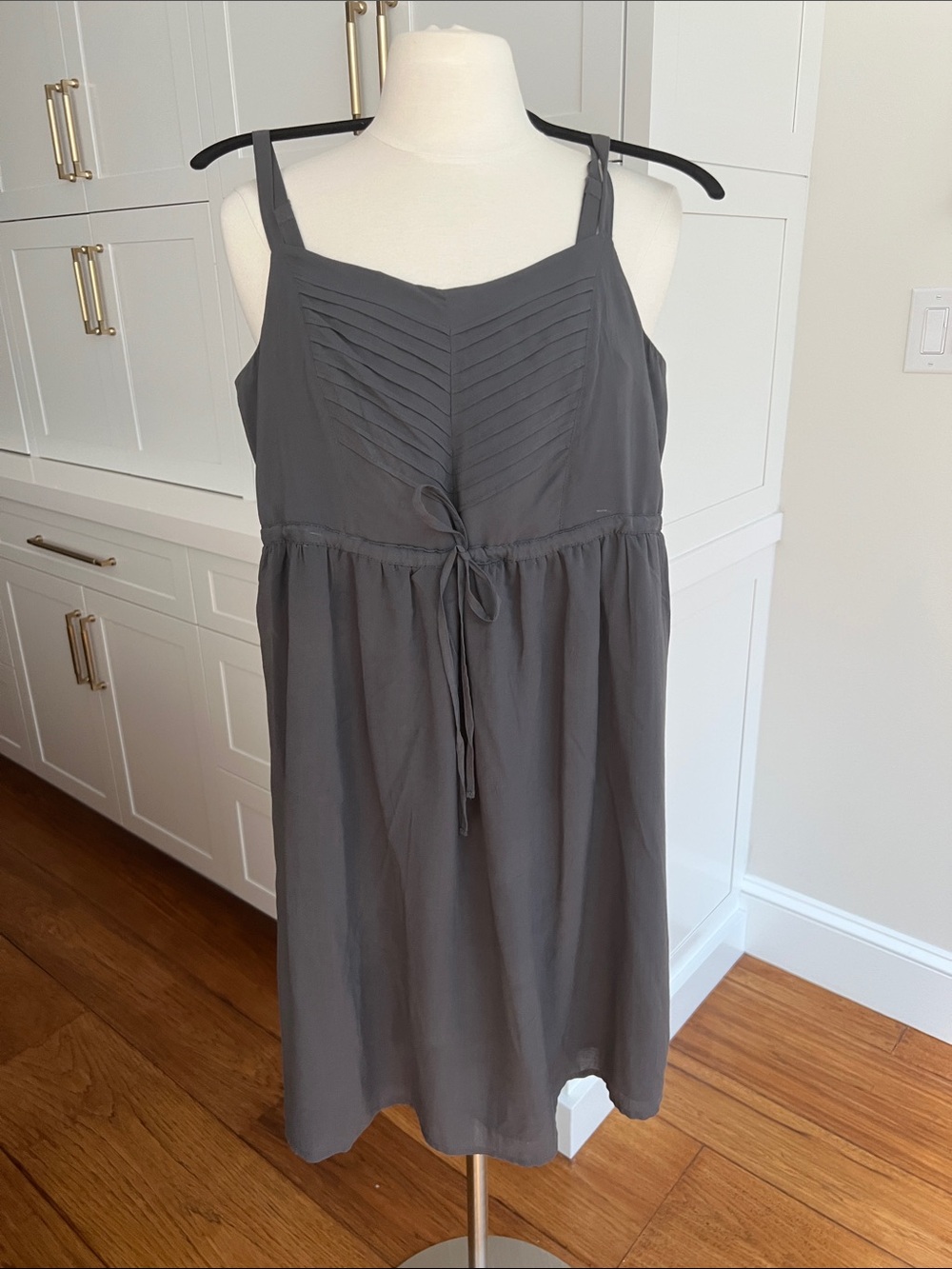 Old Navy Gray Sleeveless Pleated Tie-Waist Midi Dress